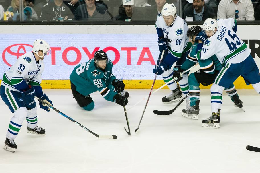 Hockey. San Jose Sharks-Vancouver Canucks. Il tentativo di passare in mezzo al gruppo di Melker Karlsson, numero 68, dei San Jose Sharks. San Jose, California. (Reuters)